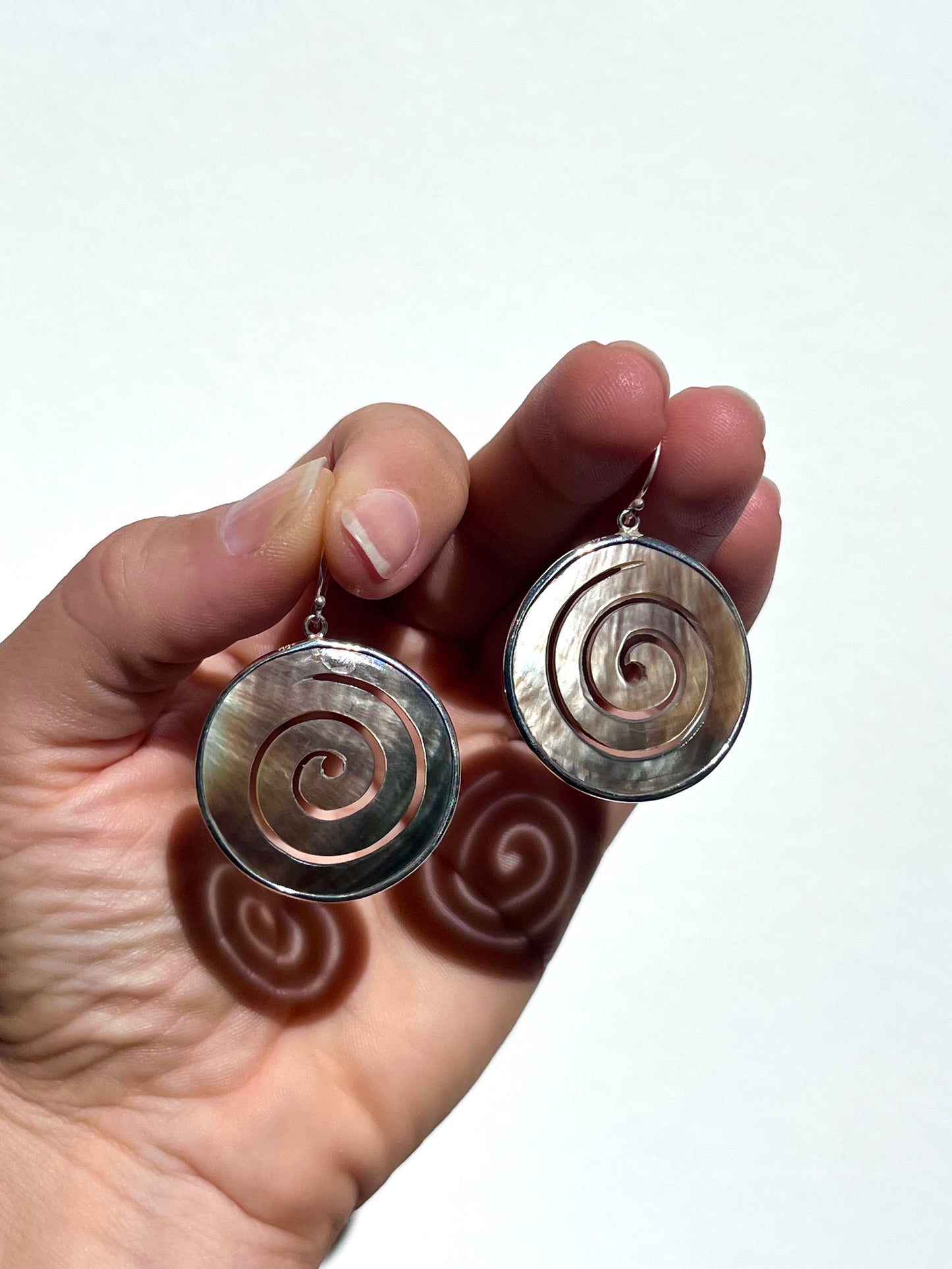Mother of Pearl shell Earrings (grey)